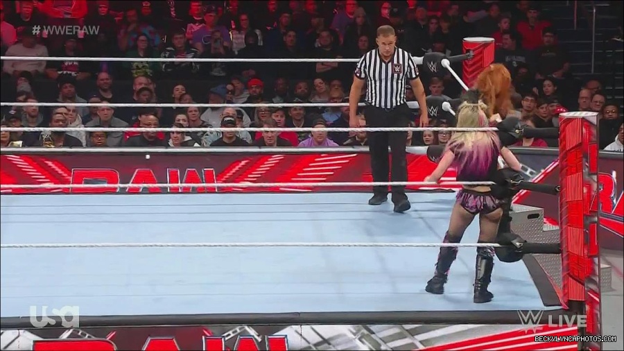 WWE_Monday_Night_Raw_2022_12_05_720p_HDTV_x264-NWCHD_mp4_006945029.jpg