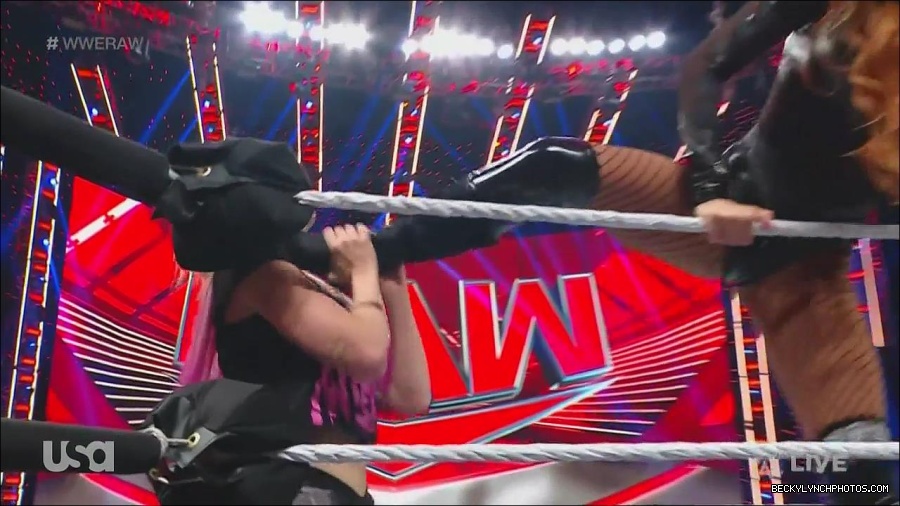 WWE_Monday_Night_Raw_2022_12_05_720p_HDTV_x264-NWCHD_mp4_006946230.jpg