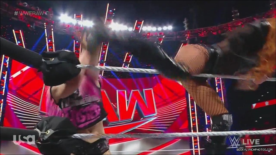WWE_Monday_Night_Raw_2022_12_05_720p_HDTV_x264-NWCHD_mp4_006946630.jpg