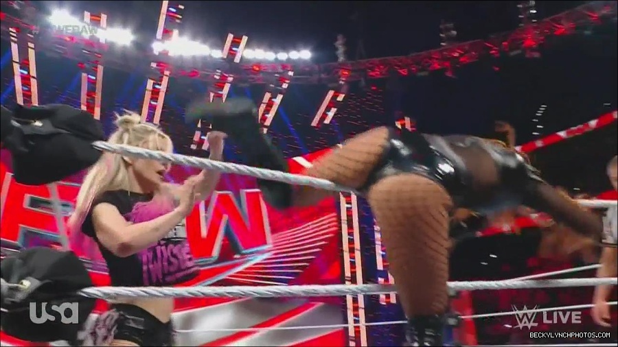 WWE_Monday_Night_Raw_2022_12_05_720p_HDTV_x264-NWCHD_mp4_006947031.jpg