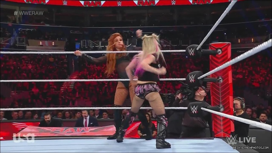 WWE_Monday_Night_Raw_2022_12_05_720p_HDTV_x264-NWCHD_mp4_006948232.jpg