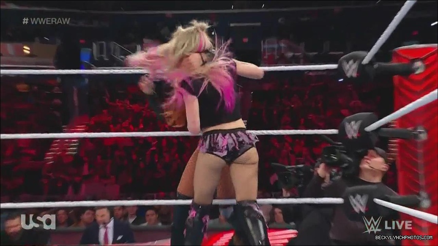 WWE_Monday_Night_Raw_2022_12_05_720p_HDTV_x264-NWCHD_mp4_006948632.jpg