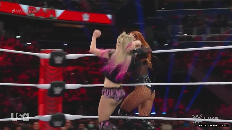 WWE_Monday_Night_Raw_2022_12_05_720p_HDTV_x264-NWCHD_mp4_006953437.jpg