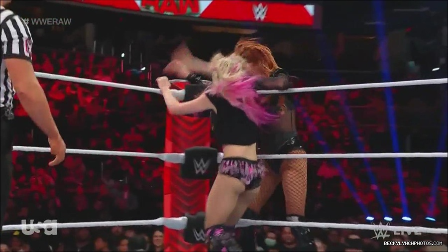 WWE_Monday_Night_Raw_2022_12_05_720p_HDTV_x264-NWCHD_mp4_006953838.jpg