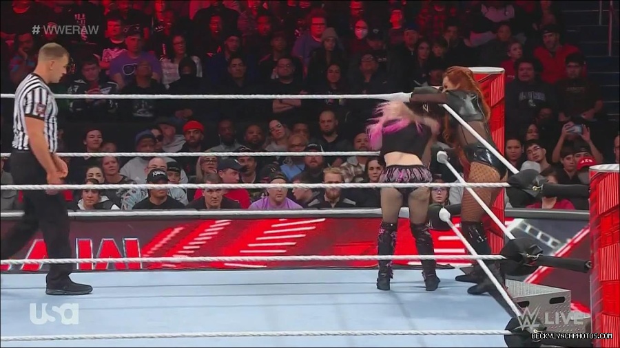 WWE_Monday_Night_Raw_2022_12_05_720p_HDTV_x264-NWCHD_mp4_006955039.jpg