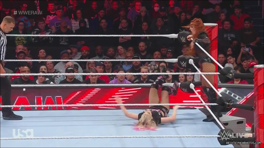 WWE_Monday_Night_Raw_2022_12_05_720p_HDTV_x264-NWCHD_mp4_006955840.jpg