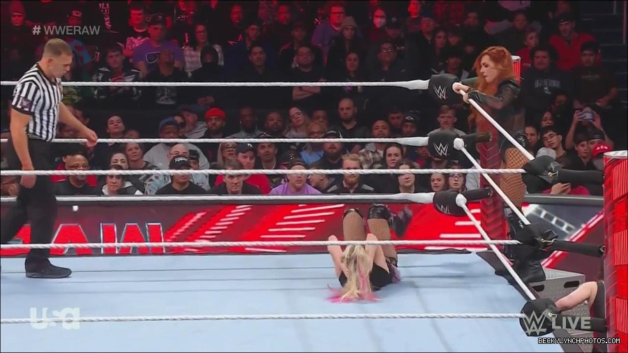 WWE_Monday_Night_Raw_2022_12_05_720p_HDTV_x264-NWCHD_mp4_006956240.jpg