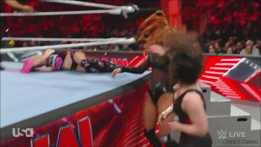 WWE_Monday_Night_Raw_2022_12_05_720p_HDTV_x264-NWCHD_mp4_006958242.jpg
