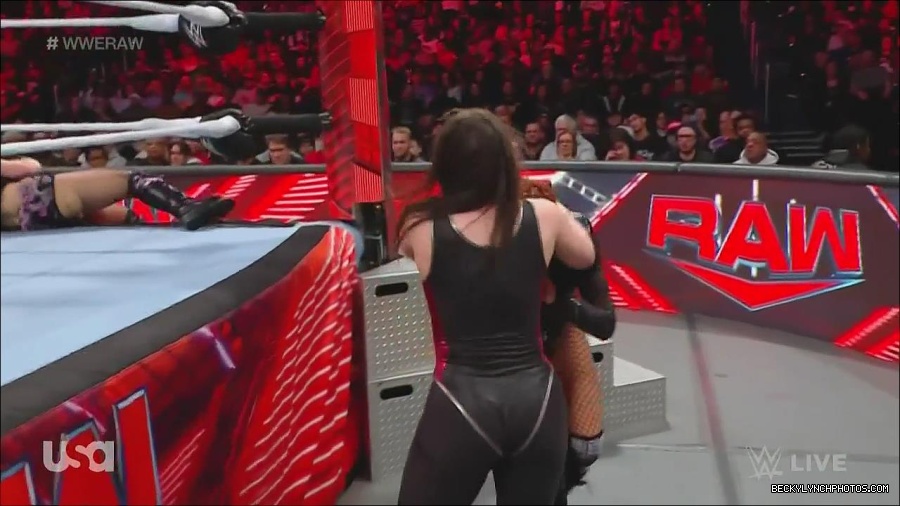WWE_Monday_Night_Raw_2022_12_05_720p_HDTV_x264-NWCHD_mp4_006959043.jpg