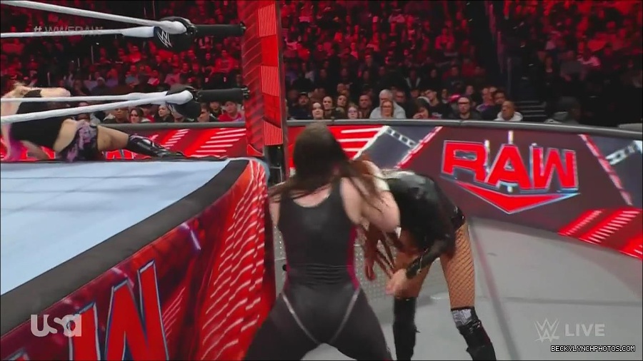 WWE_Monday_Night_Raw_2022_12_05_720p_HDTV_x264-NWCHD_mp4_006959443.jpg
