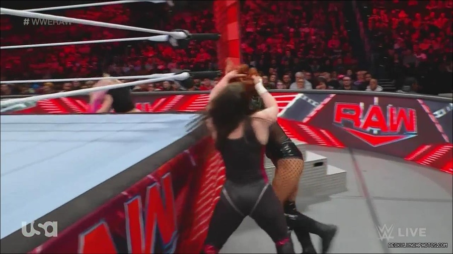 WWE_Monday_Night_Raw_2022_12_05_720p_HDTV_x264-NWCHD_mp4_006959844.jpg