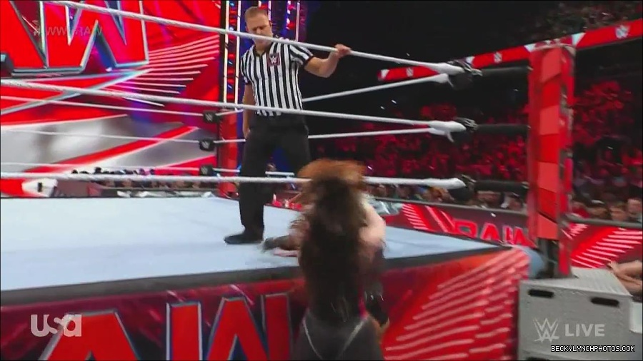 WWE_Monday_Night_Raw_2022_12_05_720p_HDTV_x264-NWCHD_mp4_006962246.jpg