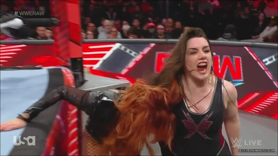 WWE_Monday_Night_Raw_2022_12_05_720p_HDTV_x264-NWCHD_mp4_006963848.jpg