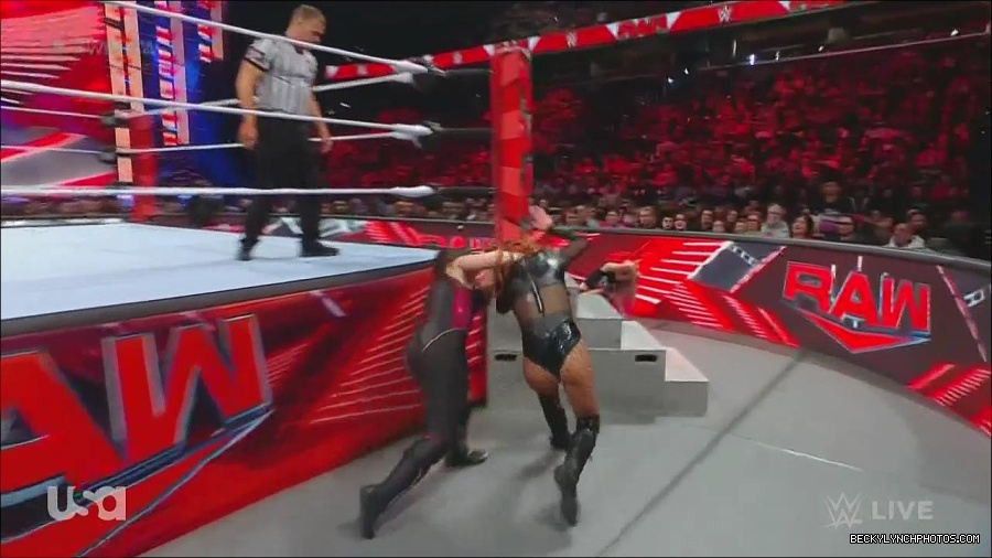 WWE_Monday_Night_Raw_2022_12_05_720p_HDTV_x264-NWCHD_mp4_006966650.jpg