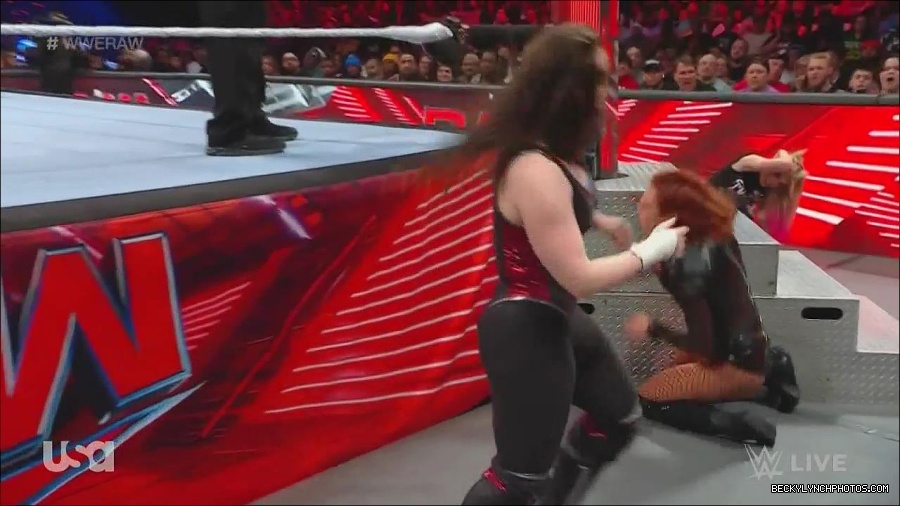 WWE_Monday_Night_Raw_2022_12_05_720p_HDTV_x264-NWCHD_mp4_006967451.jpg