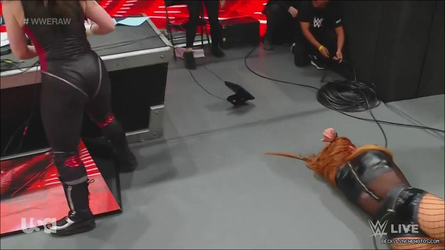 WWE_Monday_Night_Raw_2022_12_05_720p_HDTV_x264-NWCHD_mp4_006990674.jpg