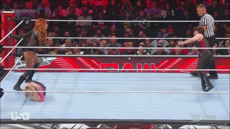 WWE_Monday_Night_Raw_2022_12_05_720p_HDTV_x264-NWCHD_mp4_007084369.jpg