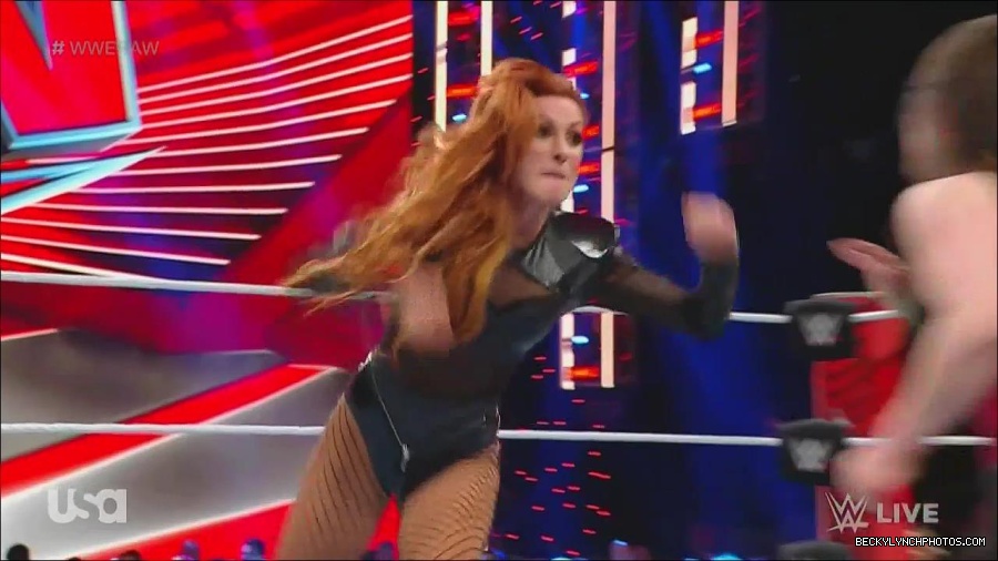 WWE_Monday_Night_Raw_2022_12_05_720p_HDTV_x264-NWCHD_mp4_007085170.jpg