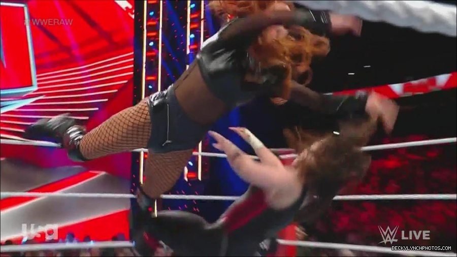 WWE_Monday_Night_Raw_2022_12_05_720p_HDTV_x264-NWCHD_mp4_007085570.jpg