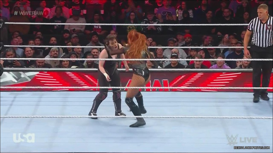 WWE_Monday_Night_Raw_2022_12_05_720p_HDTV_x264-NWCHD_mp4_007090375.jpg