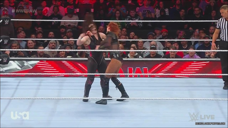 WWE_Monday_Night_Raw_2022_12_05_720p_HDTV_x264-NWCHD_mp4_007091176.jpg