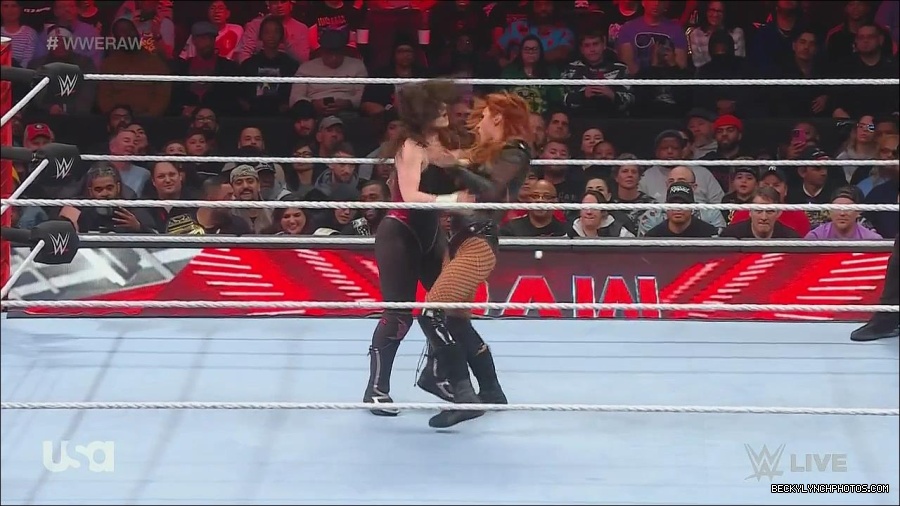 WWE_Monday_Night_Raw_2022_12_05_720p_HDTV_x264-NWCHD_mp4_007095180.jpg