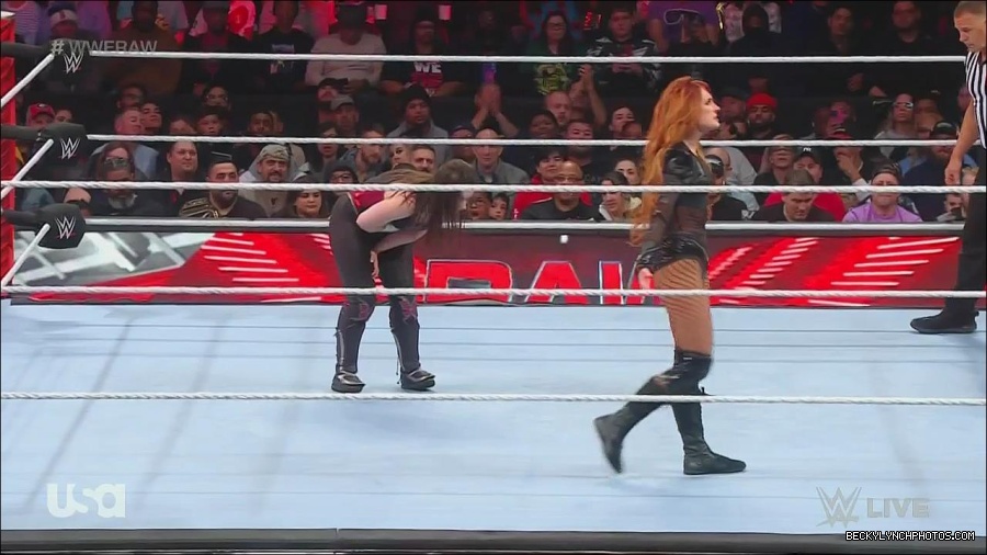 WWE_Monday_Night_Raw_2022_12_05_720p_HDTV_x264-NWCHD_mp4_007100785.jpg