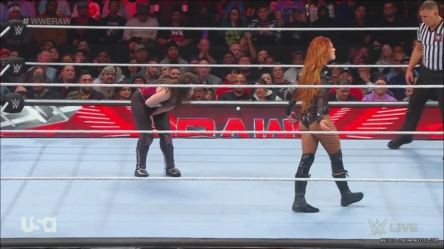 WWE_Monday_Night_Raw_2022_12_05_720p_HDTV_x264-NWCHD_mp4_007101186.jpg