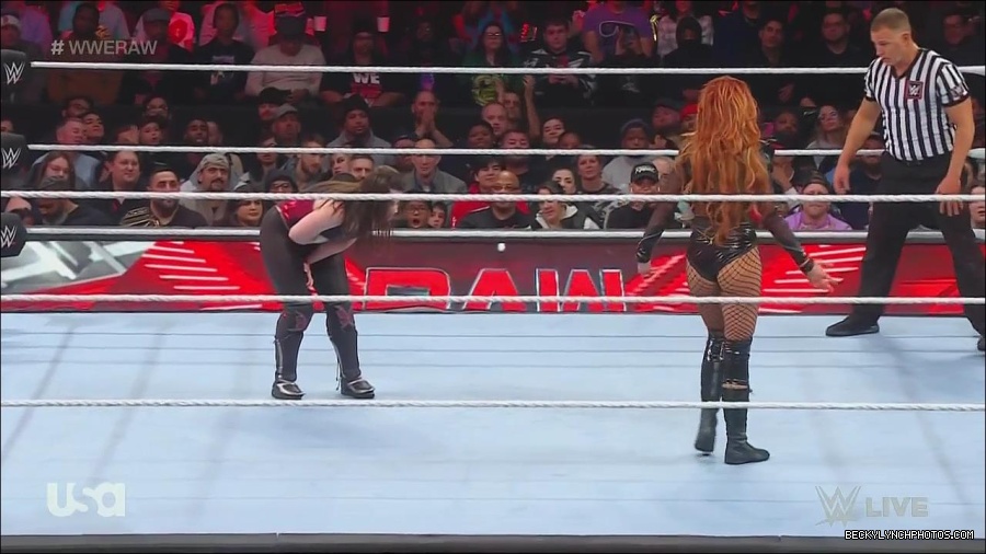 WWE_Monday_Night_Raw_2022_12_05_720p_HDTV_x264-NWCHD_mp4_007101586.jpg