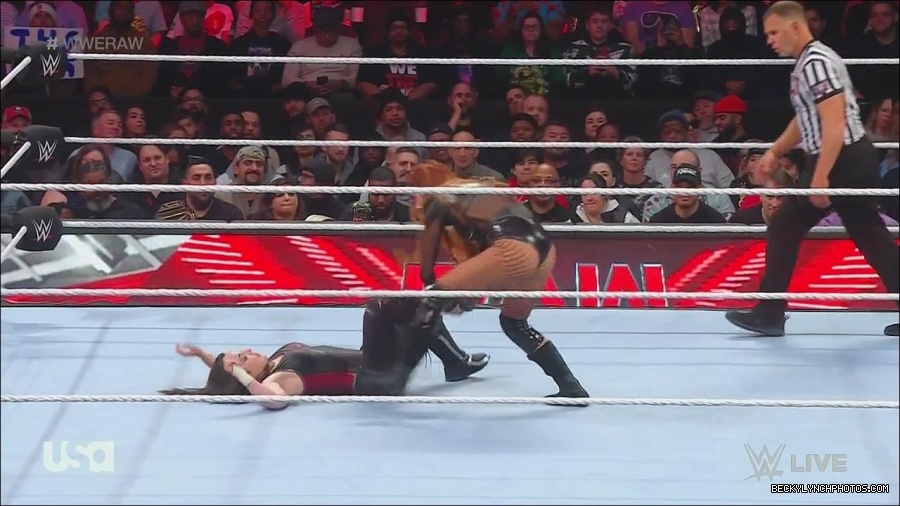 WWE_Monday_Night_Raw_2022_12_05_720p_HDTV_x264-NWCHD_mp4_007105990.jpg