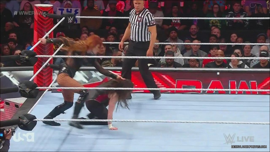 WWE_Monday_Night_Raw_2022_12_05_720p_HDTV_x264-NWCHD_mp4_007107992.jpg
