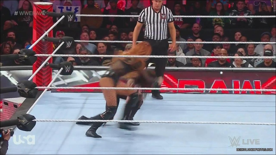 WWE_Monday_Night_Raw_2022_12_05_720p_HDTV_x264-NWCHD_mp4_007108393.jpg