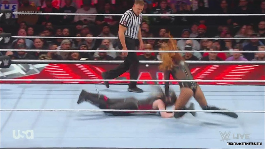 WWE_Monday_Night_Raw_2022_12_05_720p_HDTV_x264-NWCHD_mp4_007109194.jpg