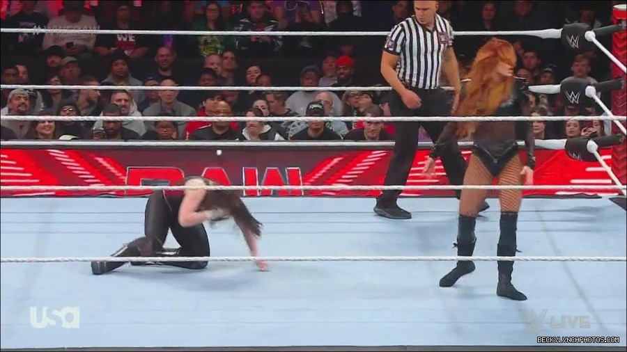WWE_Monday_Night_Raw_2022_12_05_720p_HDTV_x264-NWCHD_mp4_007110795.jpg