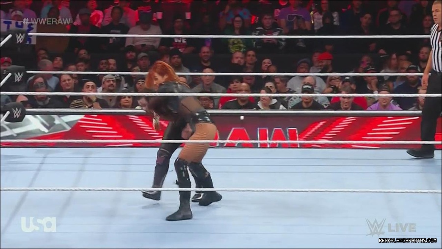 WWE_Monday_Night_Raw_2022_12_05_720p_HDTV_x264-NWCHD_mp4_007113198.jpg