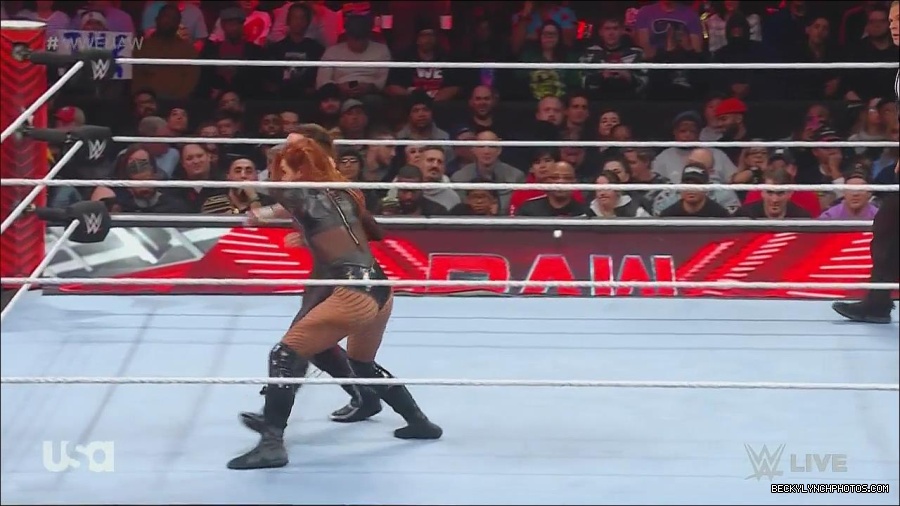WWE_Monday_Night_Raw_2022_12_05_720p_HDTV_x264-NWCHD_mp4_007113598.jpg