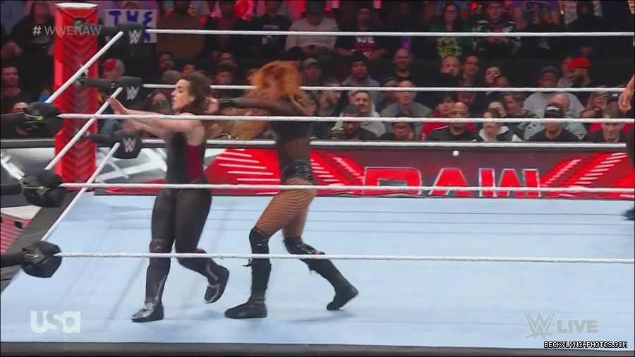 WWE_Monday_Night_Raw_2022_12_05_720p_HDTV_x264-NWCHD_mp4_007113998.jpg