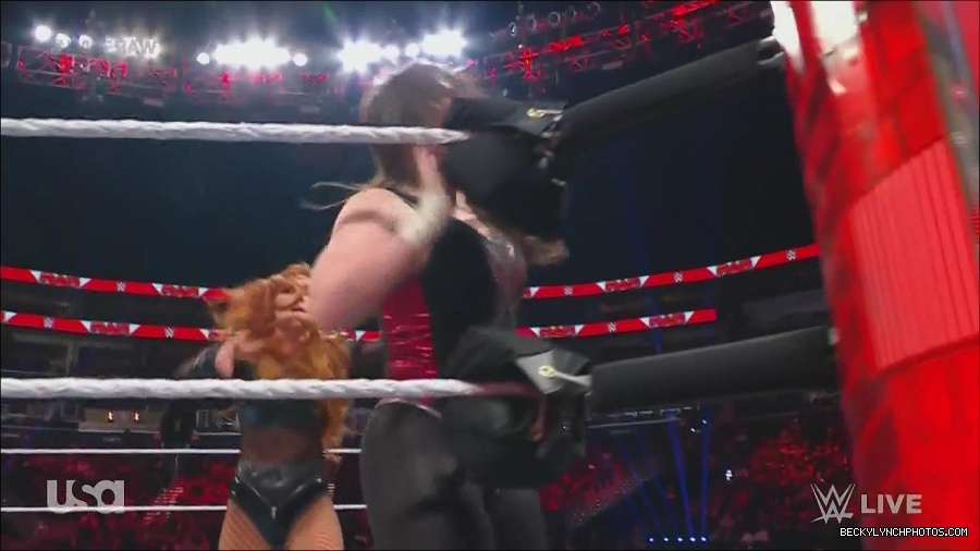 WWE_Monday_Night_Raw_2022_12_05_720p_HDTV_x264-NWCHD_mp4_007114399.jpg
