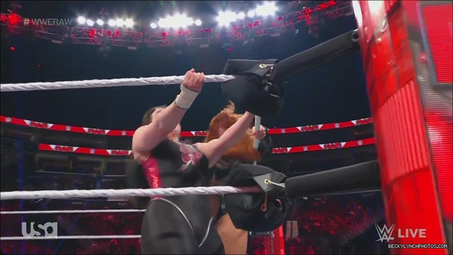 WWE_Monday_Night_Raw_2022_12_05_720p_HDTV_x264-NWCHD_mp4_007116000.jpg
