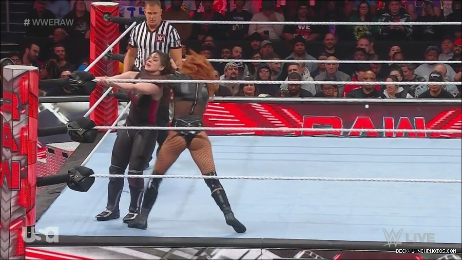 WWE_Monday_Night_Raw_2022_12_05_720p_HDTV_x264-NWCHD_mp4_007117202.jpg