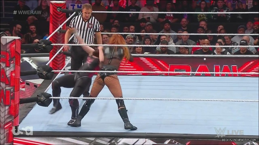 WWE_Monday_Night_Raw_2022_12_05_720p_HDTV_x264-NWCHD_mp4_007117602.jpg