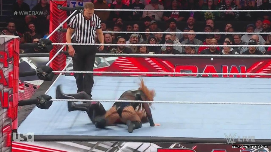 WWE_Monday_Night_Raw_2022_12_05_720p_HDTV_x264-NWCHD_mp4_007118002.jpg