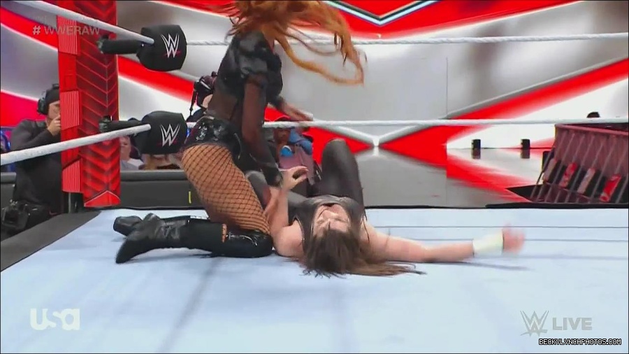 WWE_Monday_Night_Raw_2022_12_05_720p_HDTV_x264-NWCHD_mp4_007118403.jpg