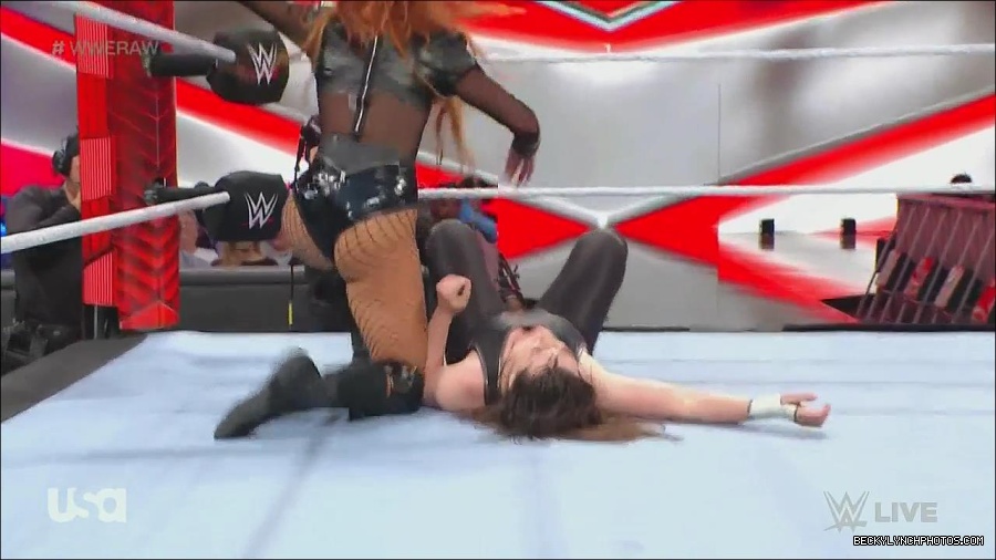 WWE_Monday_Night_Raw_2022_12_05_720p_HDTV_x264-NWCHD_mp4_007118803.jpg