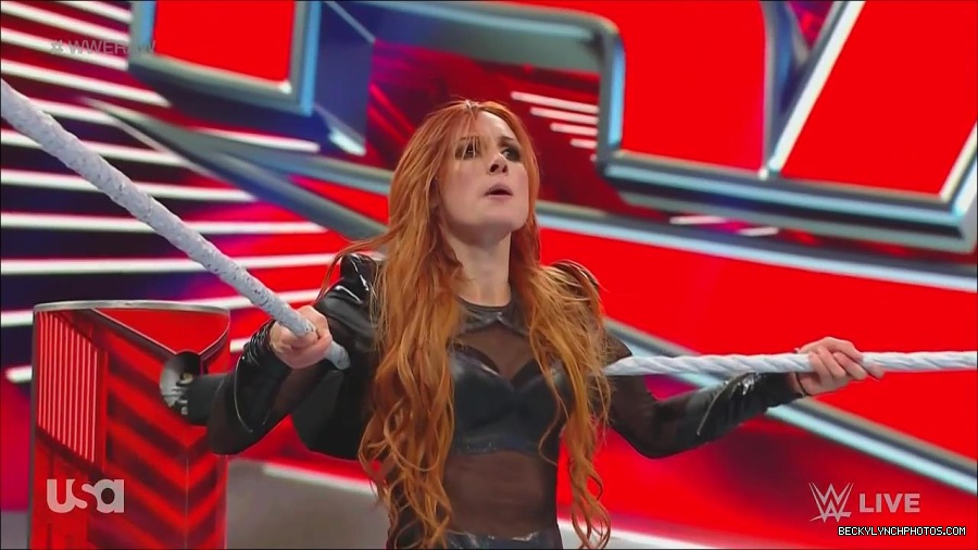WWE_Monday_Night_Raw_2022_12_05_720p_HDTV_x264-NWCHD_mp4_007122807.jpg