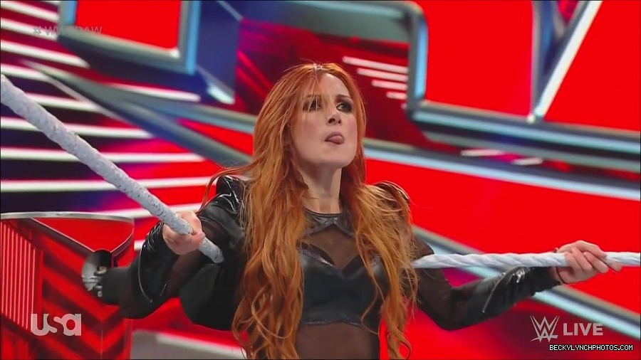 WWE_Monday_Night_Raw_2022_12_05_720p_HDTV_x264-NWCHD_mp4_007123208.jpg