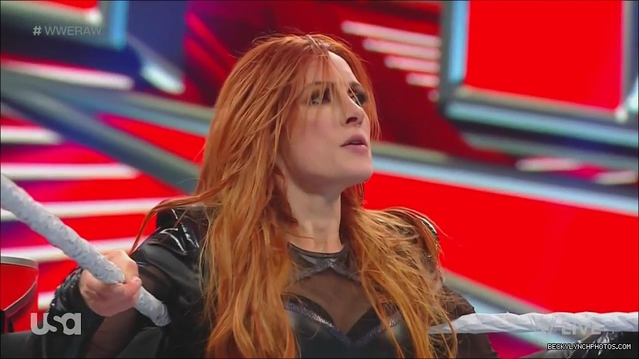 WWE_Monday_Night_Raw_2022_12_05_720p_HDTV_x264-NWCHD_mp4_007124409.jpg