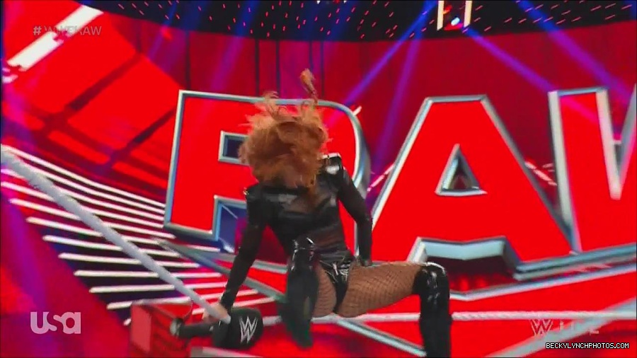 WWE_Monday_Night_Raw_2022_12_05_720p_HDTV_x264-NWCHD_mp4_007133218.jpg