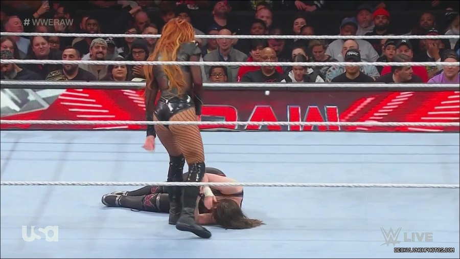 WWE_Monday_Night_Raw_2022_12_05_720p_HDTV_x264-NWCHD_mp4_007147232.jpg