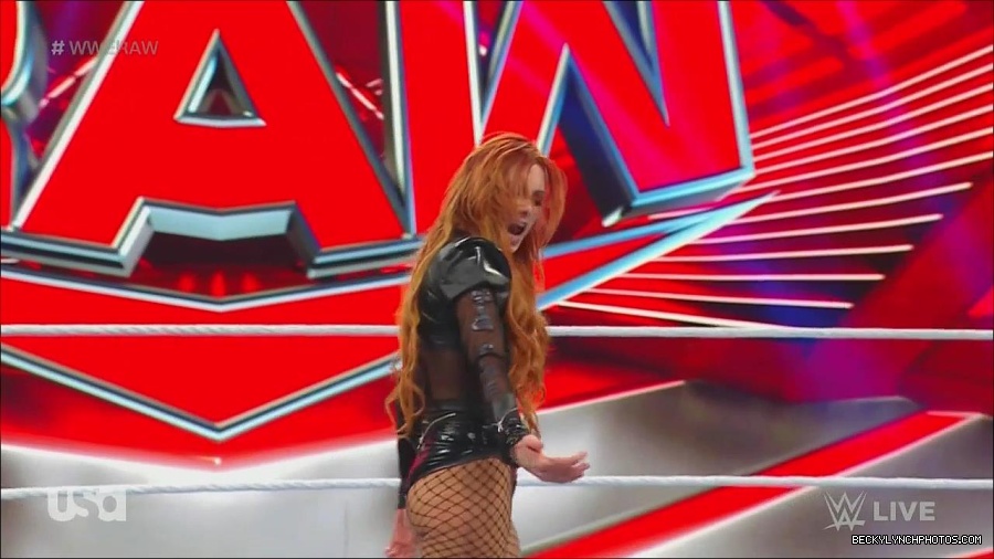 WWE_Monday_Night_Raw_2022_12_05_720p_HDTV_x264-NWCHD_mp4_007150034.jpg
